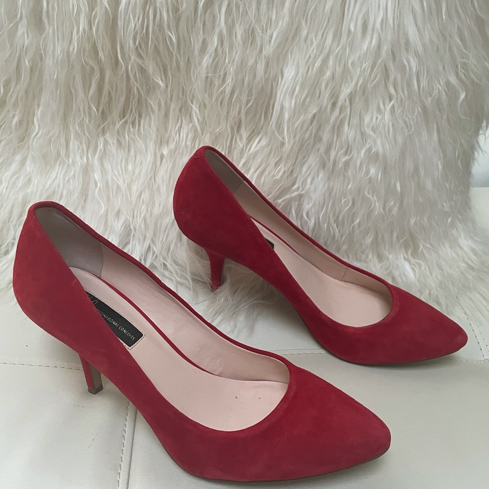 International Concept INC
Gorgeous red suede pumps